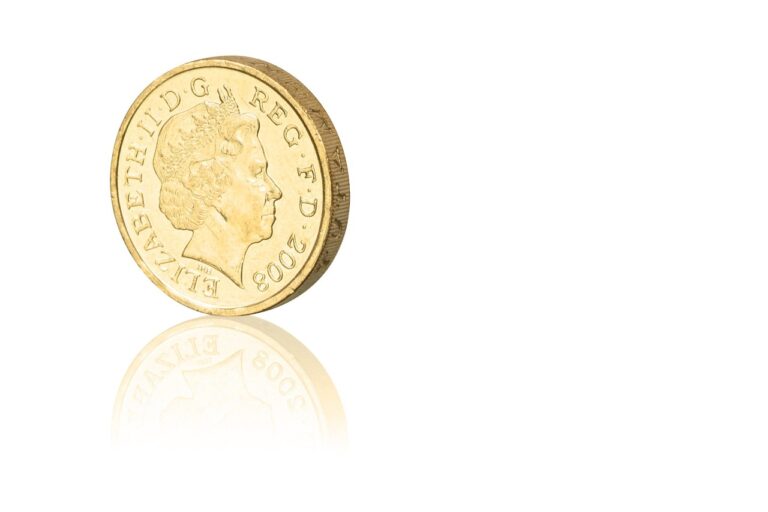 Sterlina d'oro su sfondo neutro, simbolo di investimento e collezionismo numismatico.