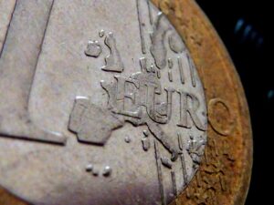 Moneta da 2 euro della Grecia del 2002 con la lettera "S", simbolo di valore e rarità.