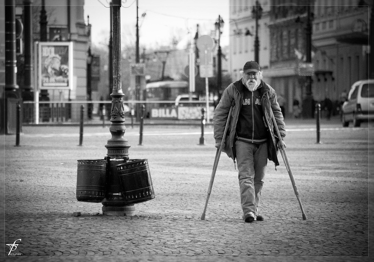 Persona con disabilità che consulta un esperto su diritti e benefici per invalidità civile nel 2025.