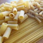 Pasta con etichette di marche contestate e simboli di avvertimento sul glifosato.