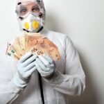 Pacchisti in azione durante il programma "Affari tuoi", con focus sui guadagni sorprendenti.