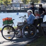 Uomo anziano che esamina la sua patente, preoccupato per i nuovi limiti di età europei.