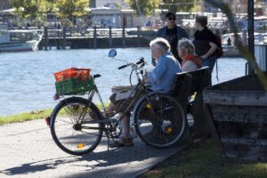 Uomo anziano che esamina la sua patente, preoccupato per i nuovi limiti di età europei.