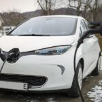 Auto elettrica in evidenza, simbolo di esenzione totale dal bollo auto 2026.