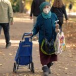 Uomo anziano con patente, simbolo della nuova normativa europea per le patenti senior.