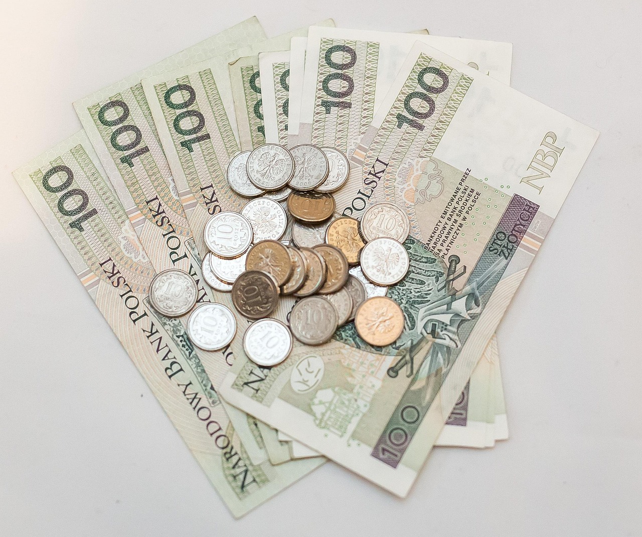 Tabella con i nuovi importi delle pensioni per il 2025, evidenziando gli aumenti previsti.