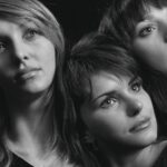 Giocatore di Affari Tuoi mentre apre una valigia, mostrando suspense e emozione.