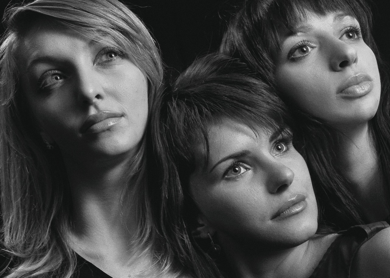 Giocatore di Affari Tuoi mentre apre una valigia, mostrando suspense e emozione.