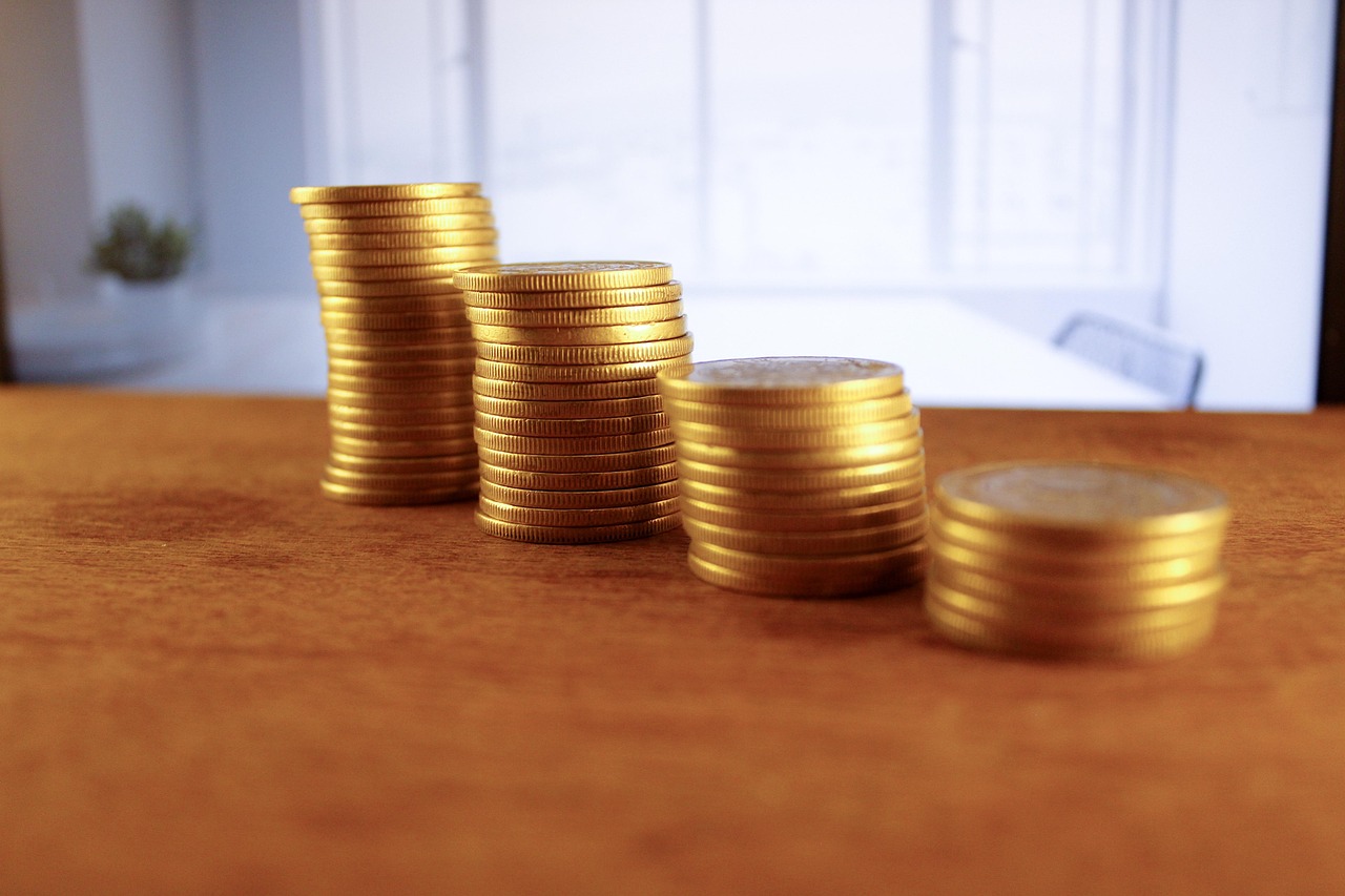 Giovane uomo riflette sulla pensione dopo 20 anni di contributi.