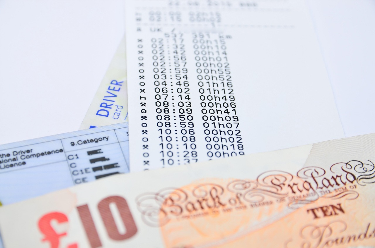 Giovane sorridente con auto, rappresenta l'esenzione dal bollo auto per under 25.