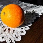 Vecchie tovaglie ricamate della nonna, simbolo di tradizione e valore, esposte su un tavolo rustico.