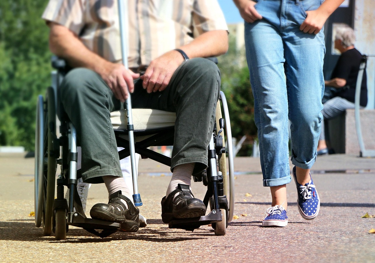 Persona con disabilità che riceve supporto per le agevolazioni dell'invalidità civile nel 2025.