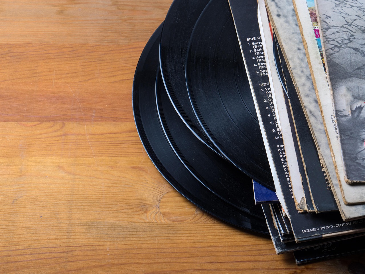 Dischi in vinile rari italiani, alcuni possono raggiungere un valore superiore ai 1000€.