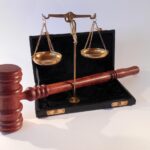 Uomo felice che riceve un bonifico di 3600€ per la Legge 104, senza bisogno di ISEE.