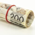 Uomo sorridente che guarda un documento pensionistico, simbolo delle nuove norme per la pensione anticipata.