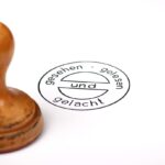 Disabile con documenti per la richiesta di esenzione bollo auto in un ufficio.