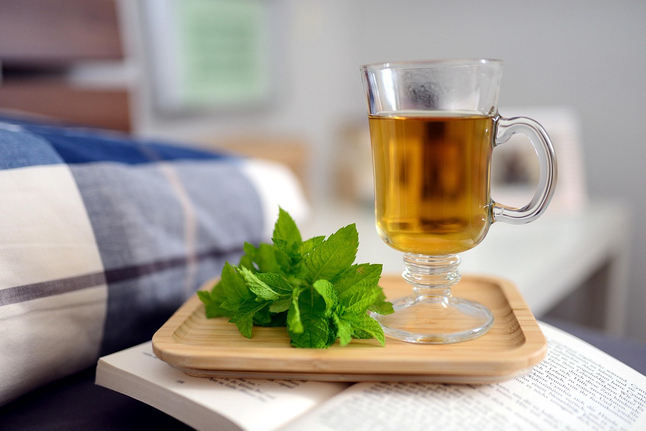 Tisana serale in una tazza, con ingredienti naturali per favorire il sonno e sgonfiare la pancia.
