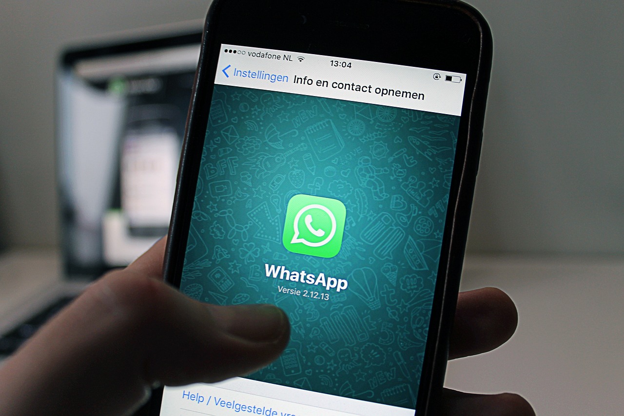 Istruzioni su come disattivare Meta AI su WhatsApp con icone e passaggi visivi.