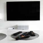 Immagine di una TV con schermo 4K che mostra canali del digitale terrestre in Ultra HD.