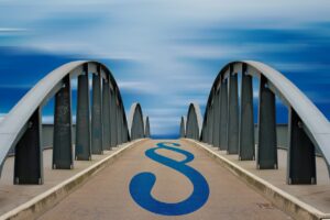 Immagine di un documento con il titolo "Modifica Legge 104" e un gruppo di persone in discussione.