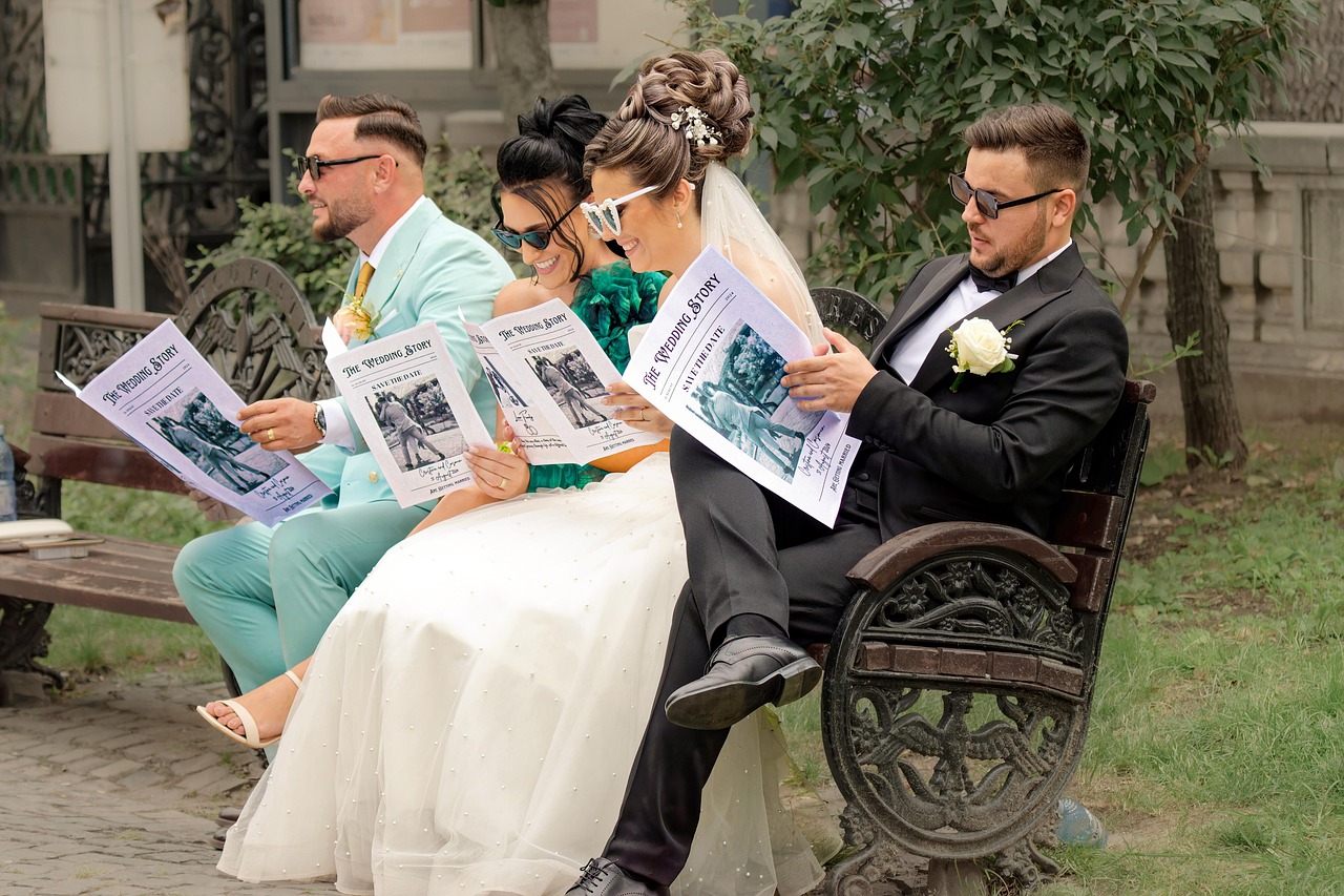 Concorrente di Affari Tuoi con pacchi in mano, pronto a scegliere il premio in un gioco televisivo.