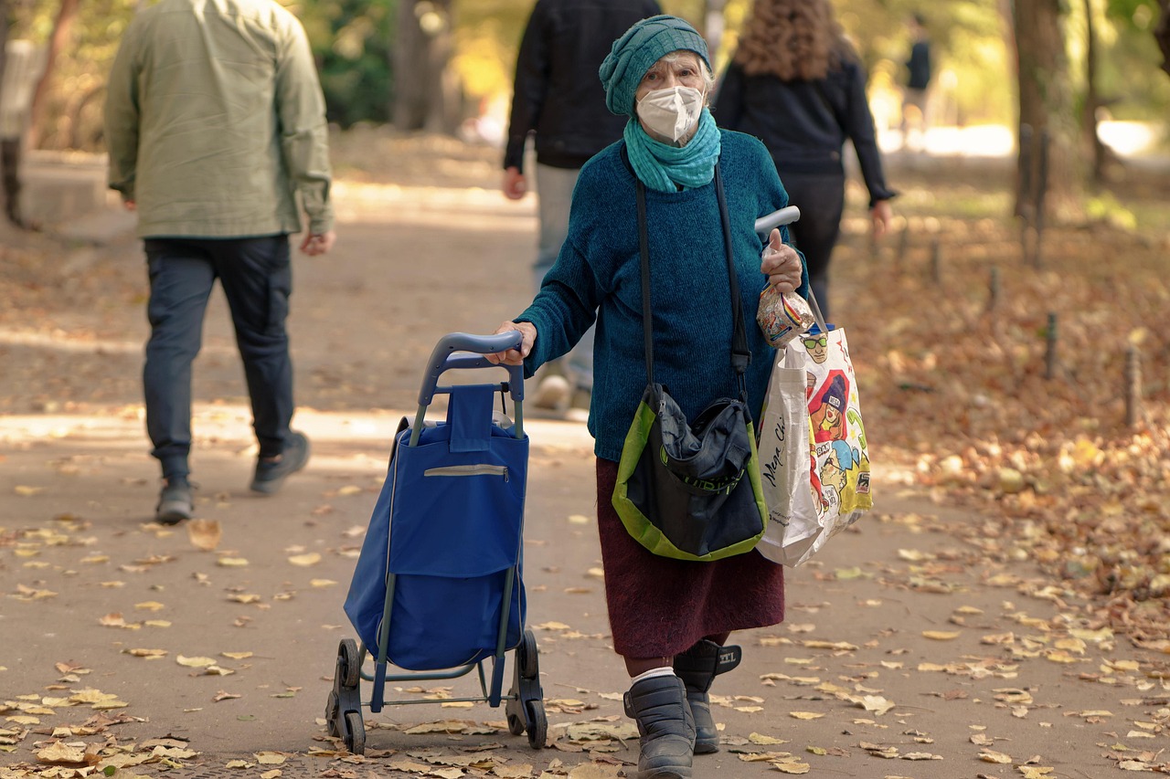 Grafico che illustra le nuove regole sull'età pensionabile per i lavoratori italiani.