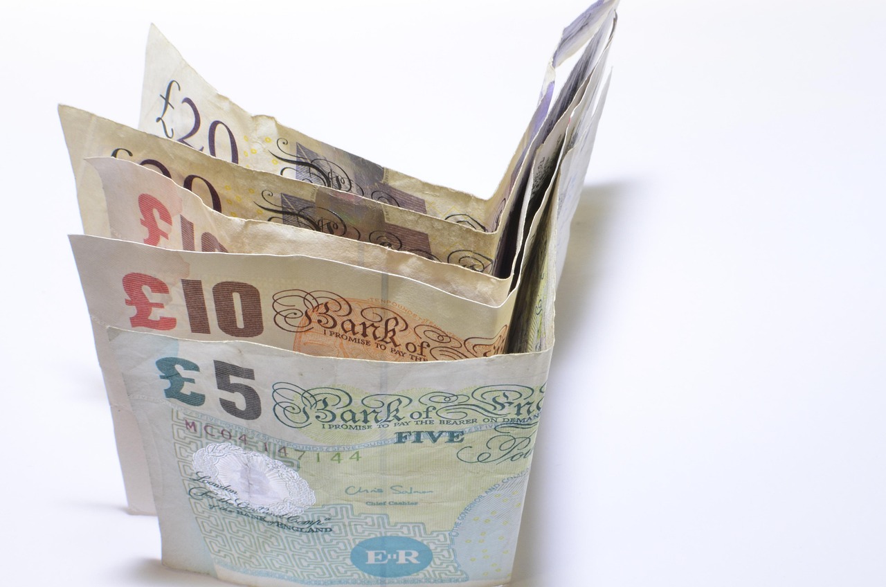 Pensionato preoccupato mentre esamina documenti finanziari a casa.