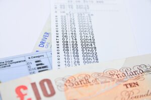 Anziano che consulta un documento sul bollo auto in un ambiente domestico.