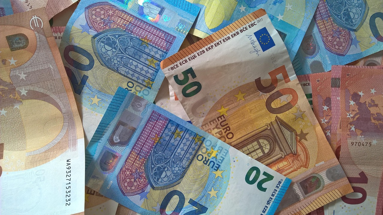 Vecchie banconote da 20 e 50 euro in primo piano, con informazioni sul loro ritiro e sostituzione.