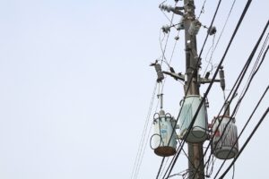 Immagine di un bollettino elettrico con avvisi su cambiamenti nelle tariffe e servizi elettrici nazionali.