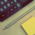 Immagine di un'abitazione in ristrutturazione con cartelli informativi sulle agevolazioni fiscali 2026.