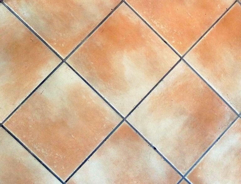 Come igienizzare le fughe del pavimento: il metodo sconosciuto a molti