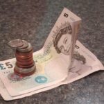 Pensionati ricevono busta paga con aumento previsto ad aprile 2026.